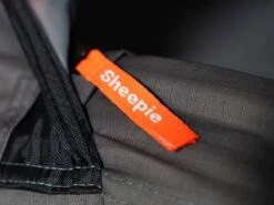 Sheepie Jimba Jimba Large 3.0 Gris/Noir Tente De Toit 22 Sheepie Jimba Jimba Large 3.0 Gris/Noir Tente De Toit -Équipement De Camping sheepie jimba jimba grey 11 daktent ecommerce